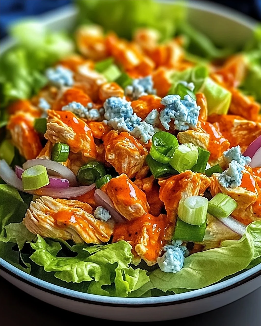 Buffalo-Hühnchen-Salat: Schnell & Würzig genießen