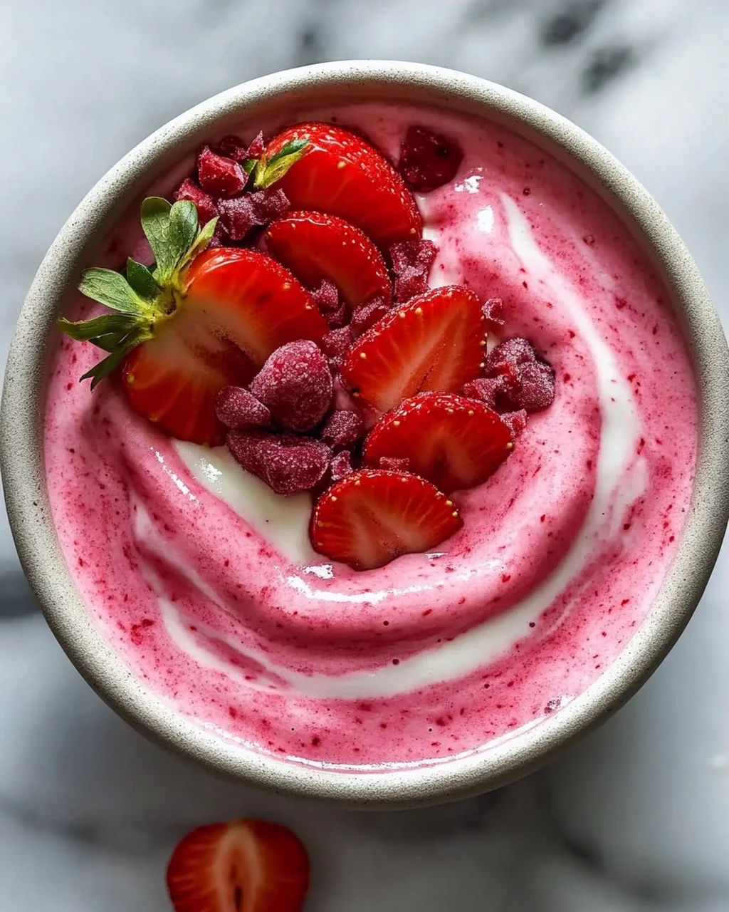 Erdbeer Swirl Smoothie Bowl: Das ultimative Sommer-Rezept