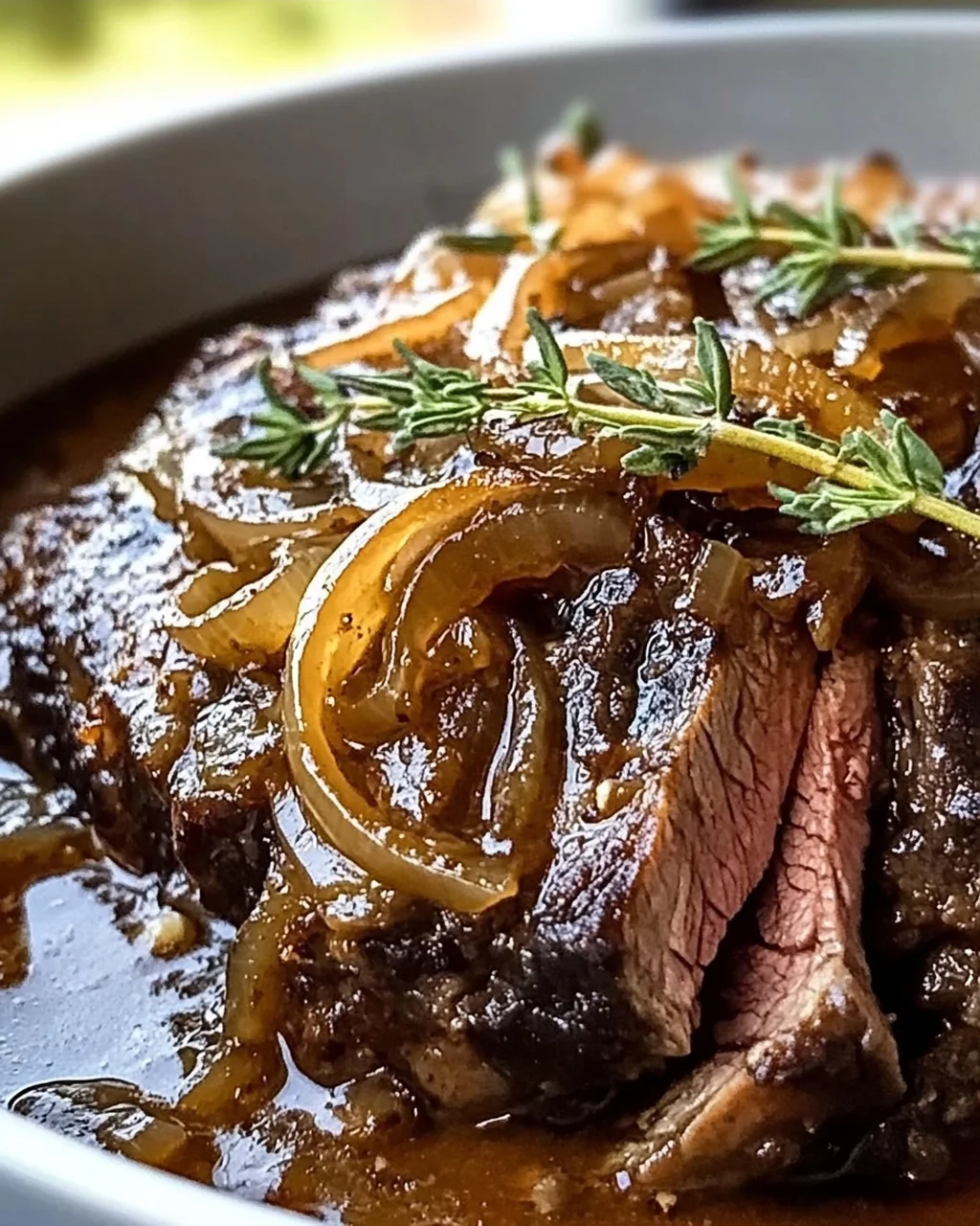 Herzhafter französischer Zwiebel-Rinderbraten für Gemütlichkeit
