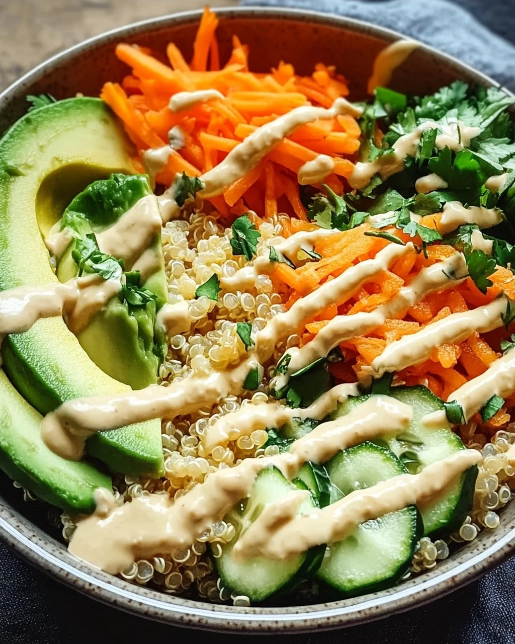 Quinoa-Gemüse-Bowl mit Tahini-Dressing