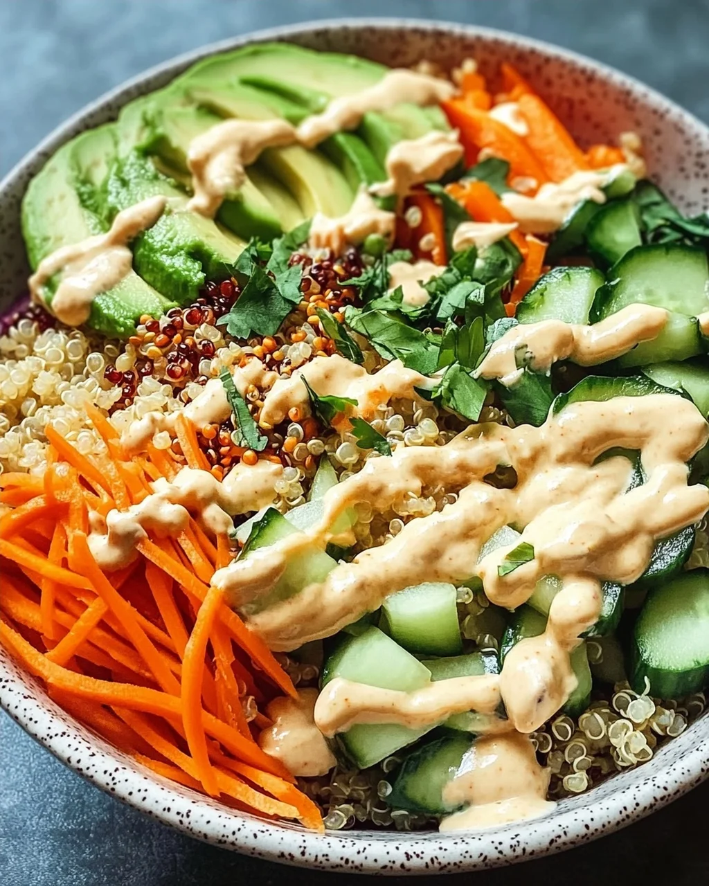 Quinoa-Gemüse-Bowl mit Tahini-Dressing